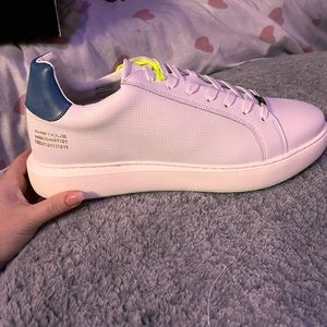 BRAND NEW men’s white sneakers